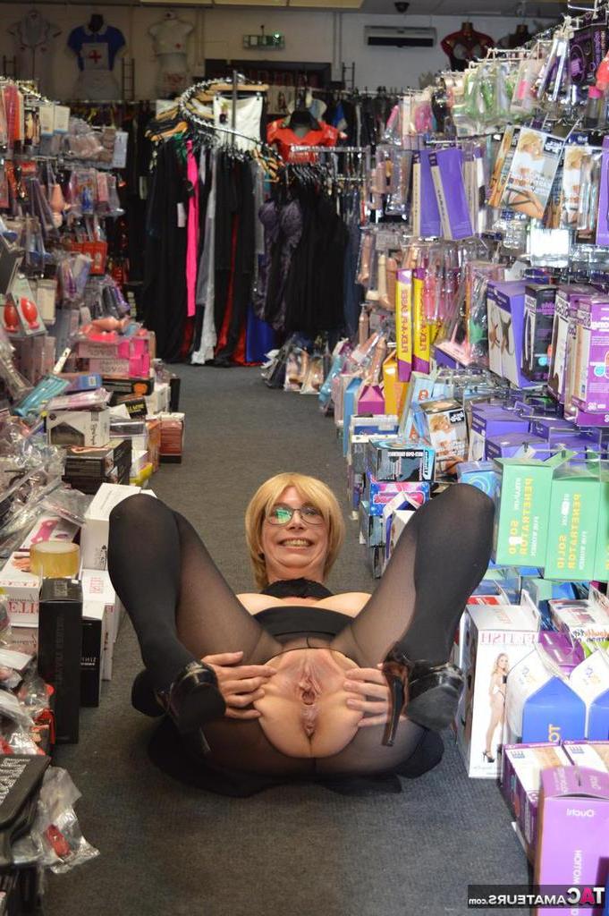 20P Mujer madura muestra sus tetas y su chocho en la acera y en un sex shop