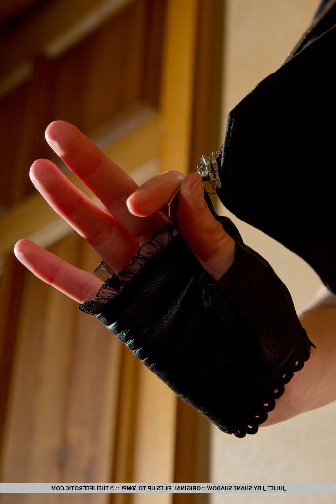 16P La beauté érotique Juliet J en bas noirs doigte sa chatte nue en gros plan.