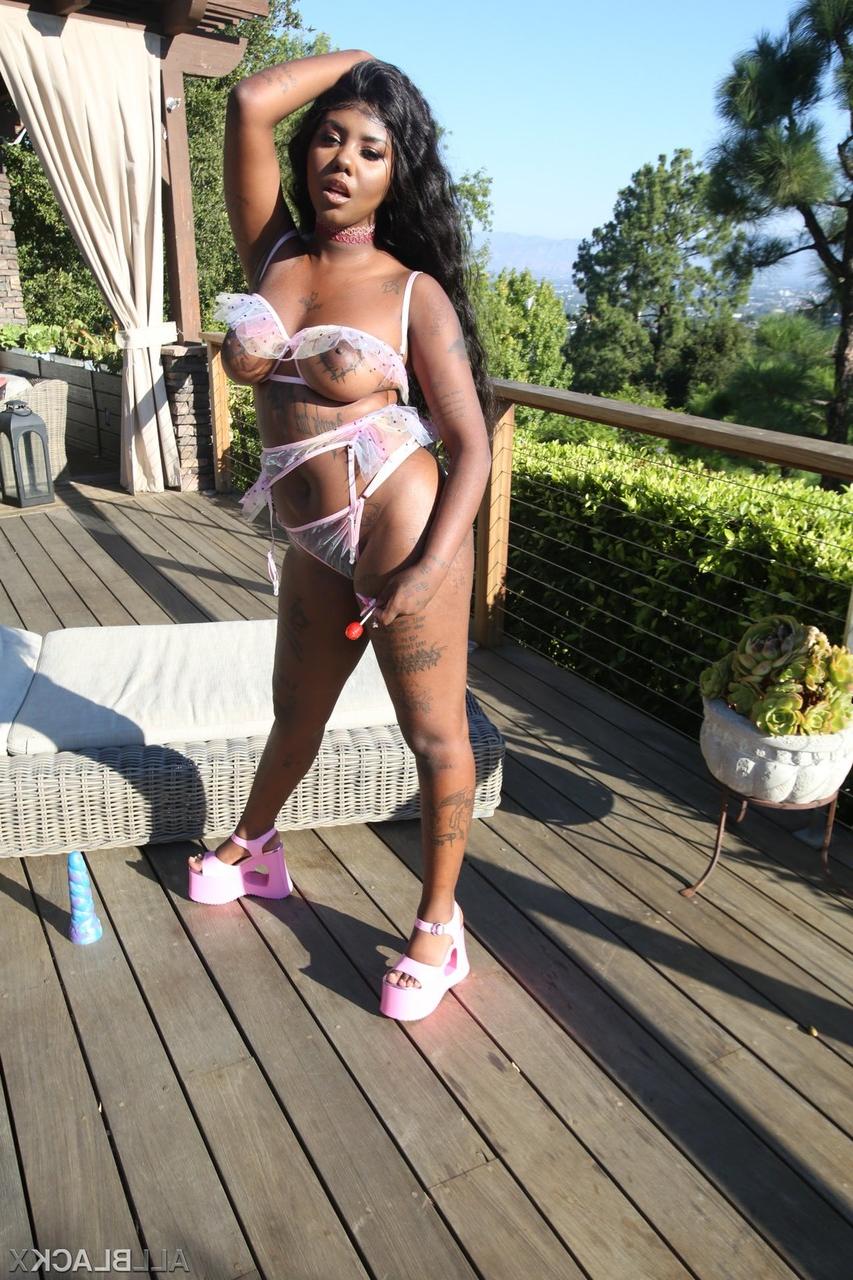 20P La star du porno ébène encrée Daizy Cooper se fait baiser par son mari excité par derrière.