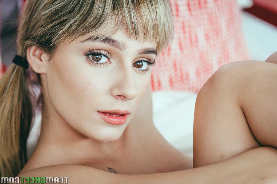 20P La petite chérie Crystal Stevens prend une énorme bite bien dure dans sa chatte serrée.