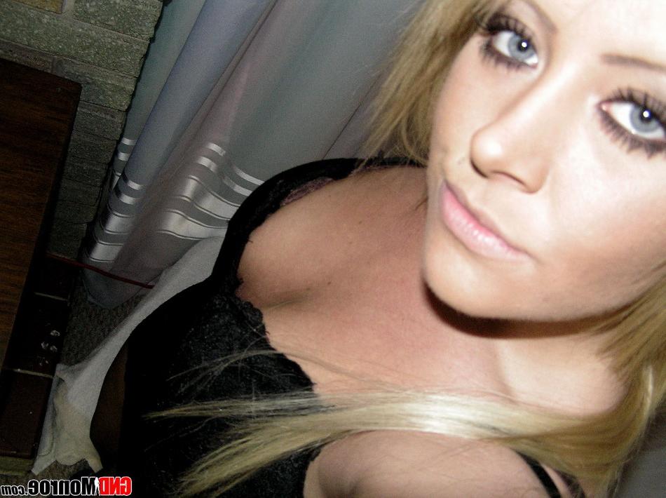 12P Amadora loira tira fotos no espelho enquanto usava lingerie