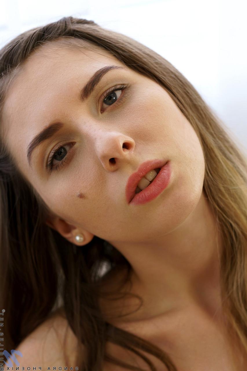 20P La jolie jeune Sandra Phoenix caresse ses gros seins et doigte sa chatte excitée.