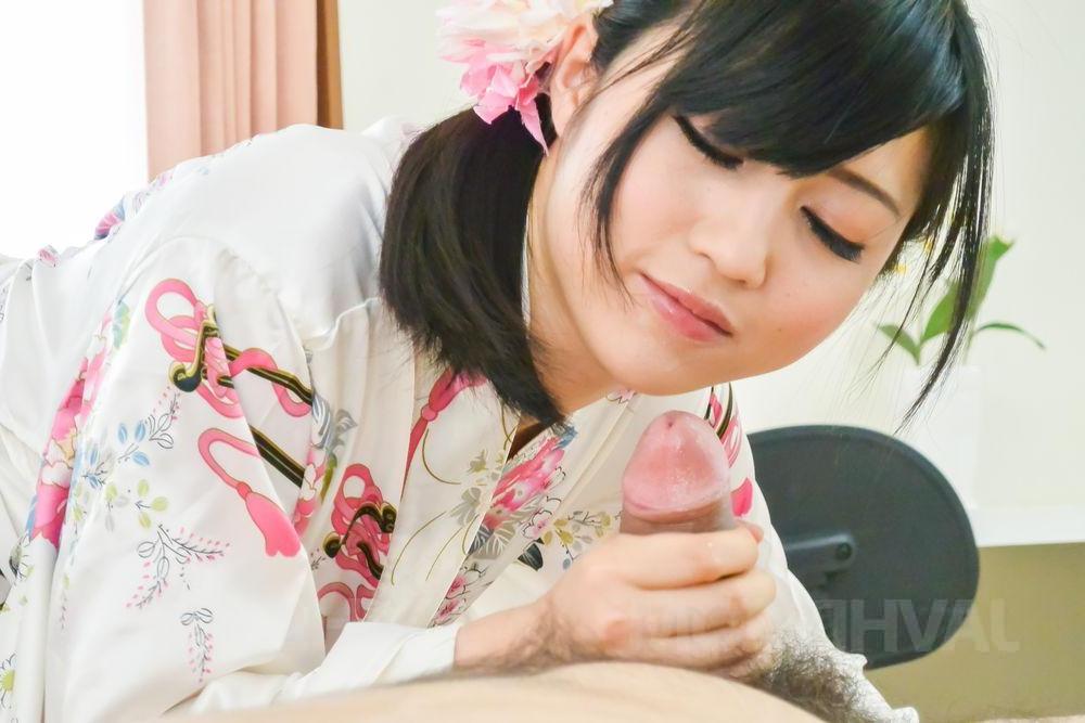 12P Die dunkelhaarige Japanerin Reo Saionji hat 69er-Sex in ihrer Robe
