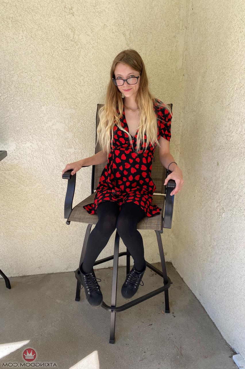 20P La rousse maigre Riley Star se déshabille et dévoile son cul rond et sa chatte gonflée.