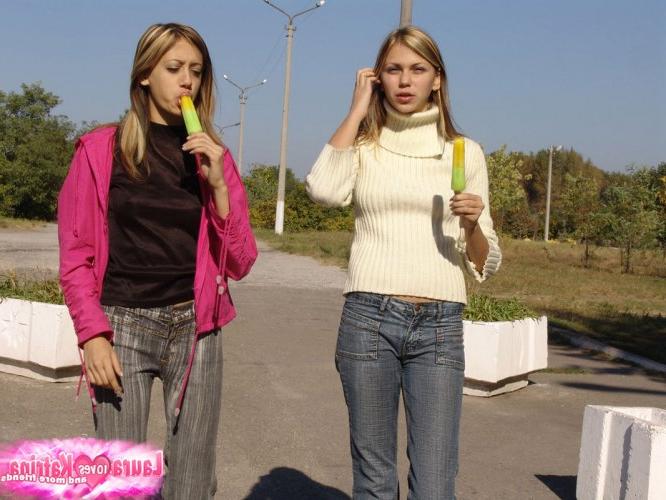10P 道路で凍ったお菓子を舐めながら手を繋ぐ金髪の十代の若者たち