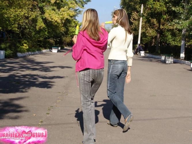 10P 道路で凍ったお菓子を舐めながら手を繋ぐ金髪の十代の若者たち
