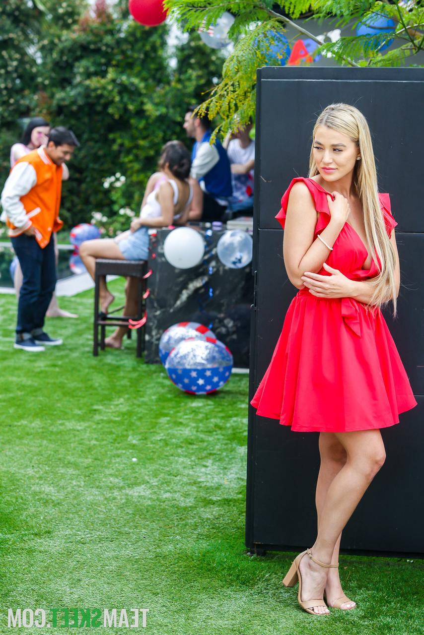 20P La MILF blonde Blake Blossom montre ses gros seins avant de chevaucher une bite à la fête.