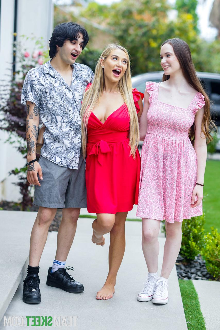 20P La MILF blonde Blake Blossom montre ses gros seins avant de chevaucher une bite à la fête.