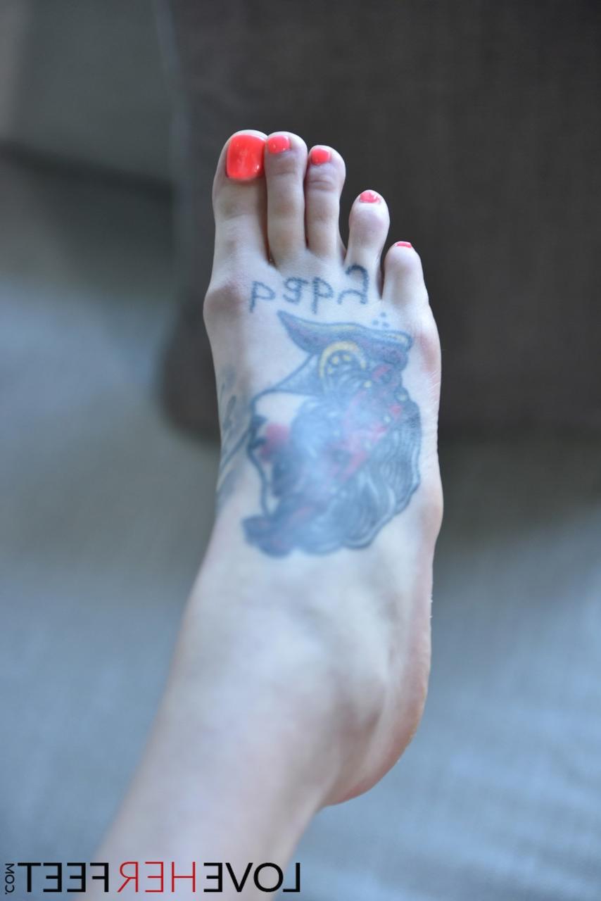 20P Brunette babe Rocky Emerson takes a cumshot on her tattooed feet