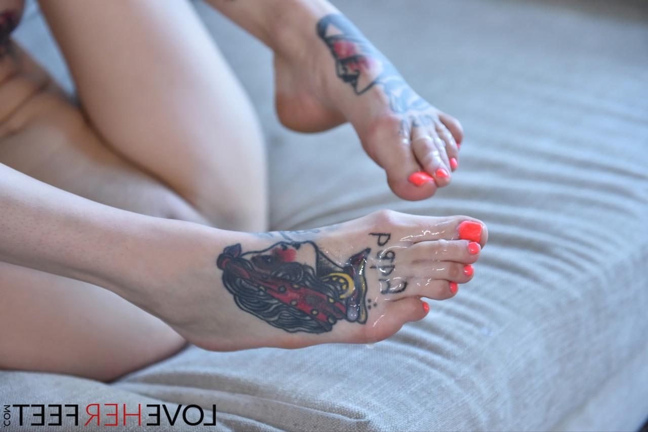 20P Brunette babe Rocky Emerson takes a cumshot on her tattooed feet