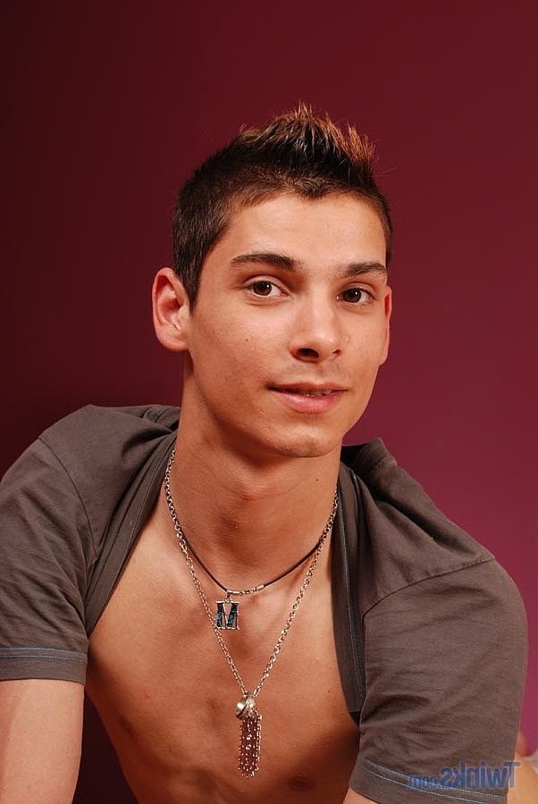 20P Le joli gay en jeans Martin Corvin se déshabille et taquine avec sa grosse bite