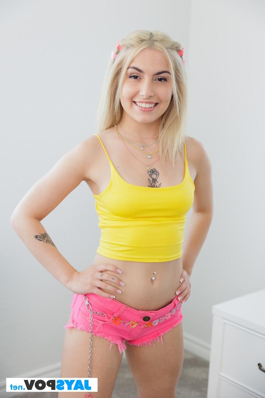 20P Die kleine Blondine Chanel Camryn zeigt ihre kleinen Titten und ihren schön geformten großen Arsch
