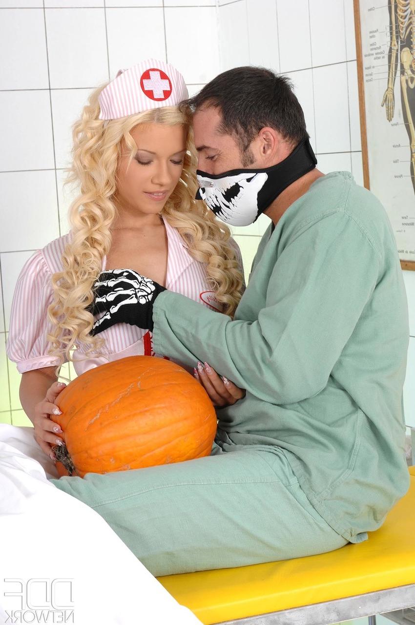 20P Die freche blonde Krankenschwester Bibi Noel verwöhnt einen gut bestückten Patienten mit einem Orgasmus-Blowjob