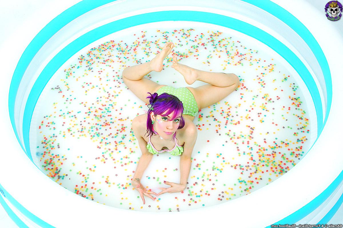 15P La chica solitaria Dorothy Perkins se quita el bikini para posar desnuda en una piscina de Fruit Loops