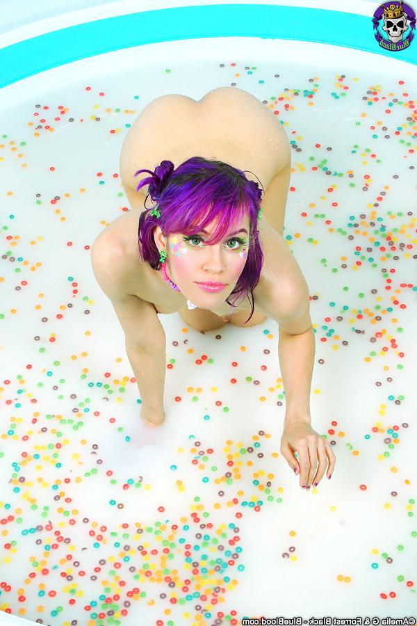 15P La chica solitaria Dorothy Perkins se quita el bikini para posar desnuda en una piscina de Fruit Loops