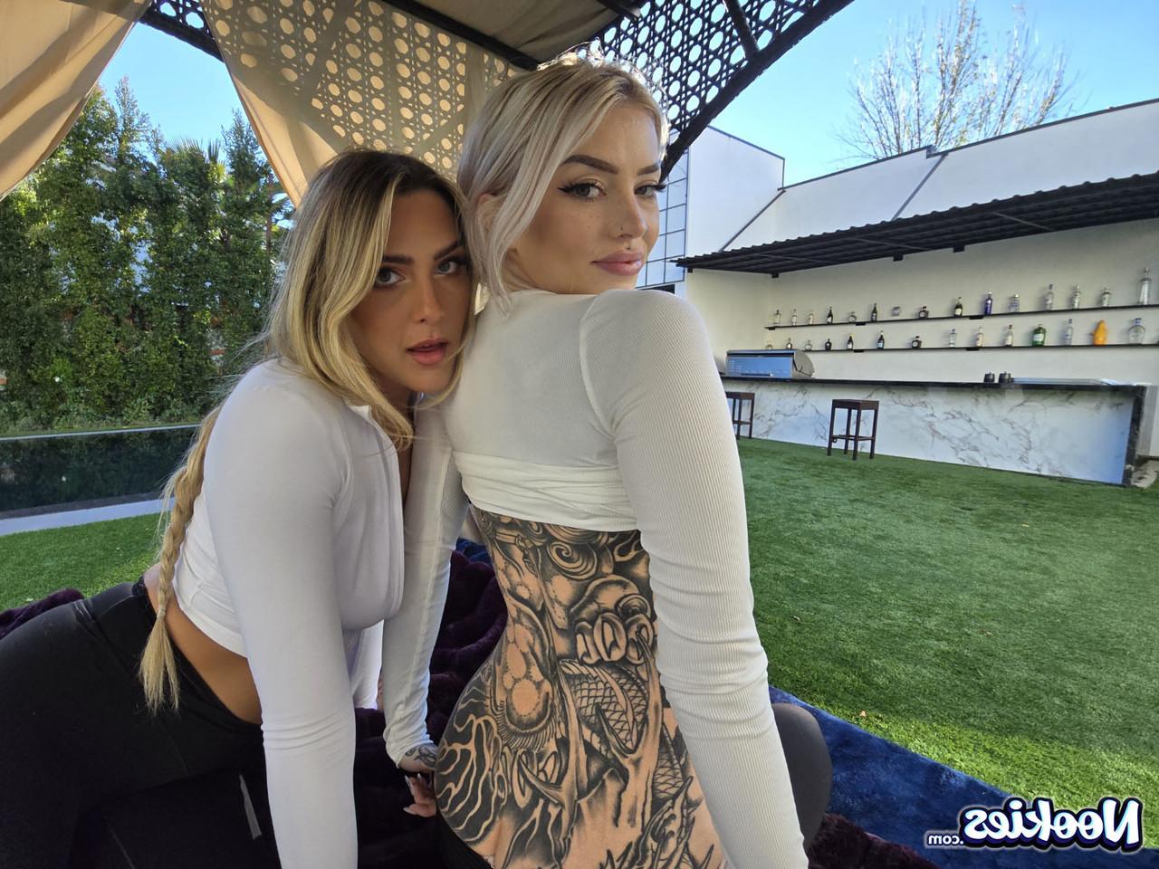 15P A loira sexy Savvy Suxx e sua namorada loira fazem sexo a três em um quintal