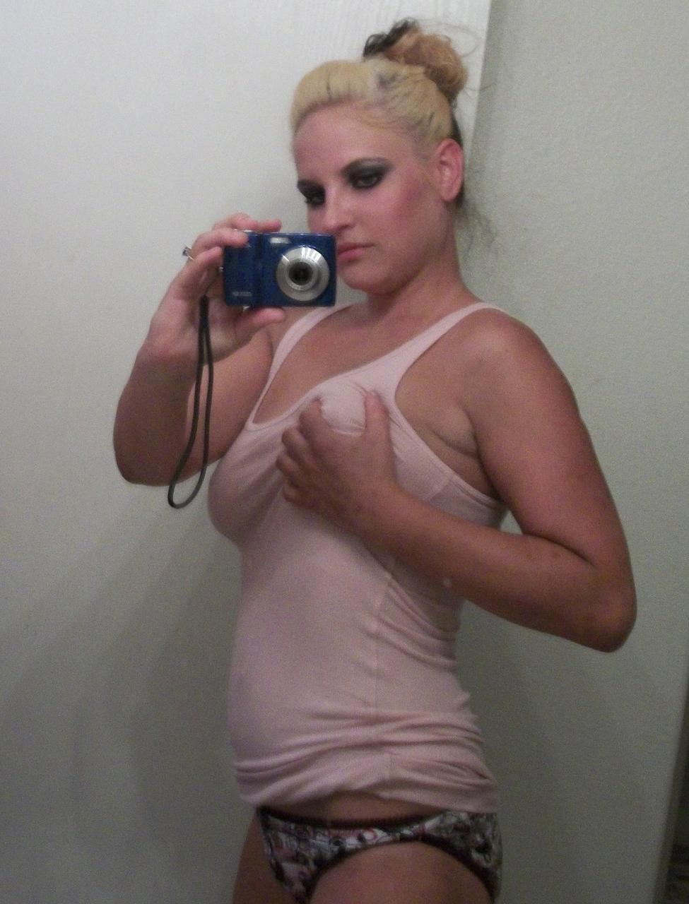 16P Loira gordinha tira selfies de seus peitos grandes e bunda no espelho