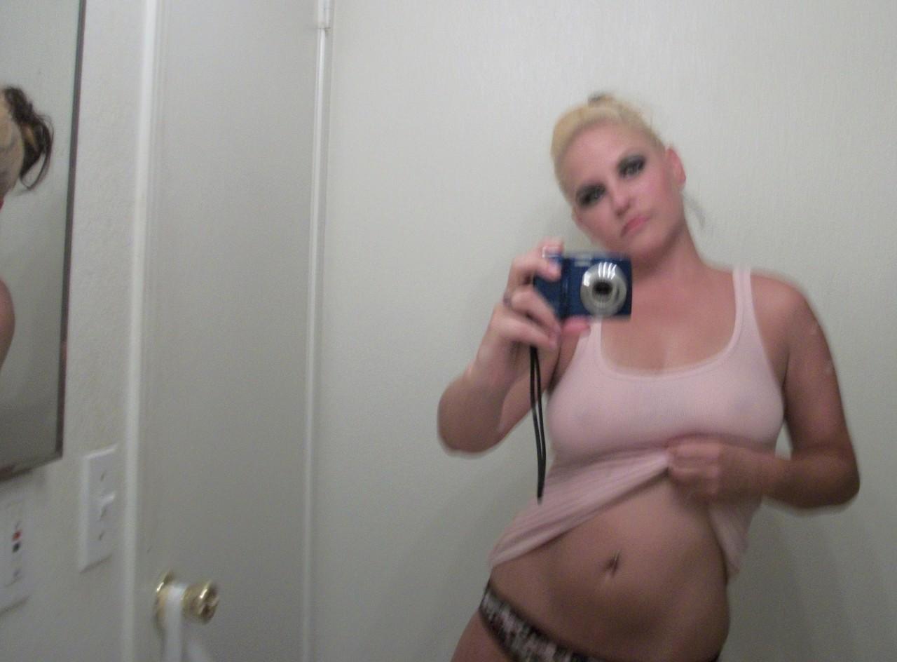 16P Loira gordinha tira selfies de seus peitos grandes e bunda no espelho