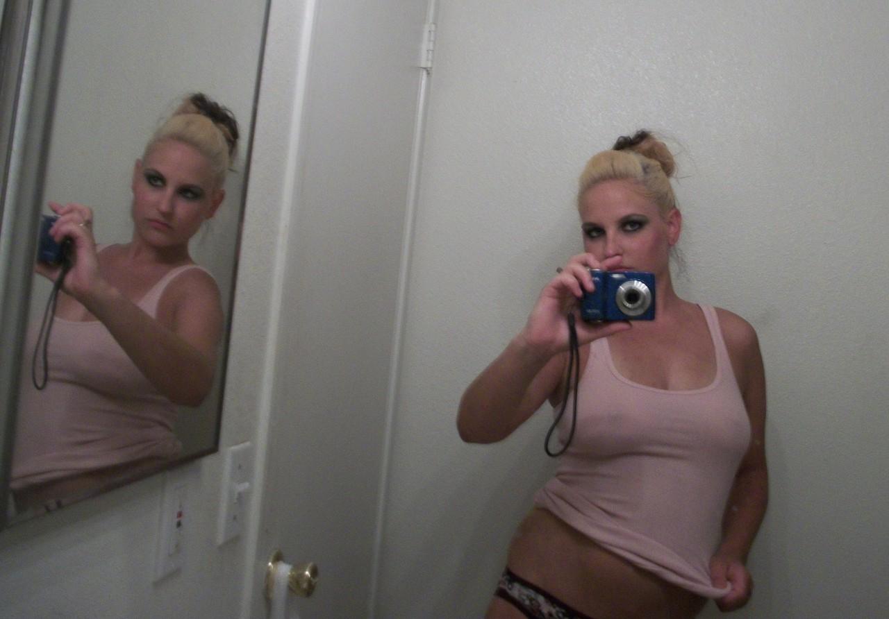 16P Loira gordinha tira selfies de seus peitos grandes e bunda no espelho
