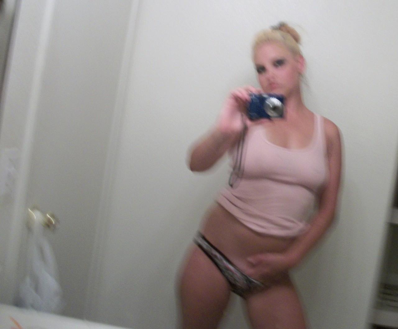 16P Loira gordinha tira selfies de seus peitos grandes e bunda no espelho