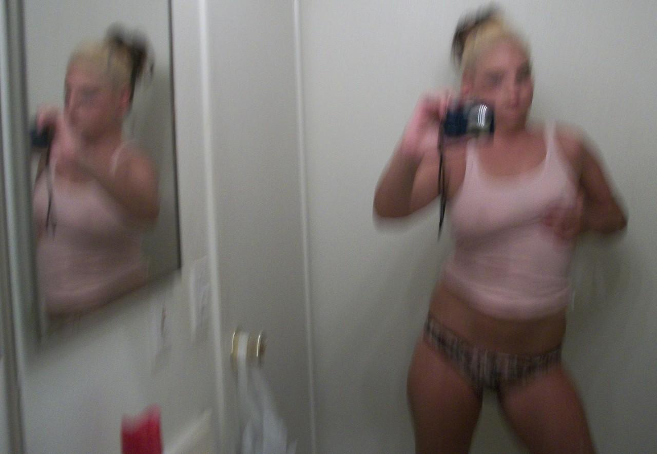 16P Loira gordinha tira selfies de seus peitos grandes e bunda no espelho