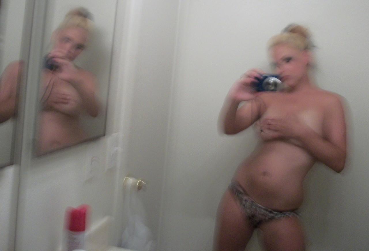 16P Loira gordinha tira selfies de seus peitos grandes e bunda no espelho