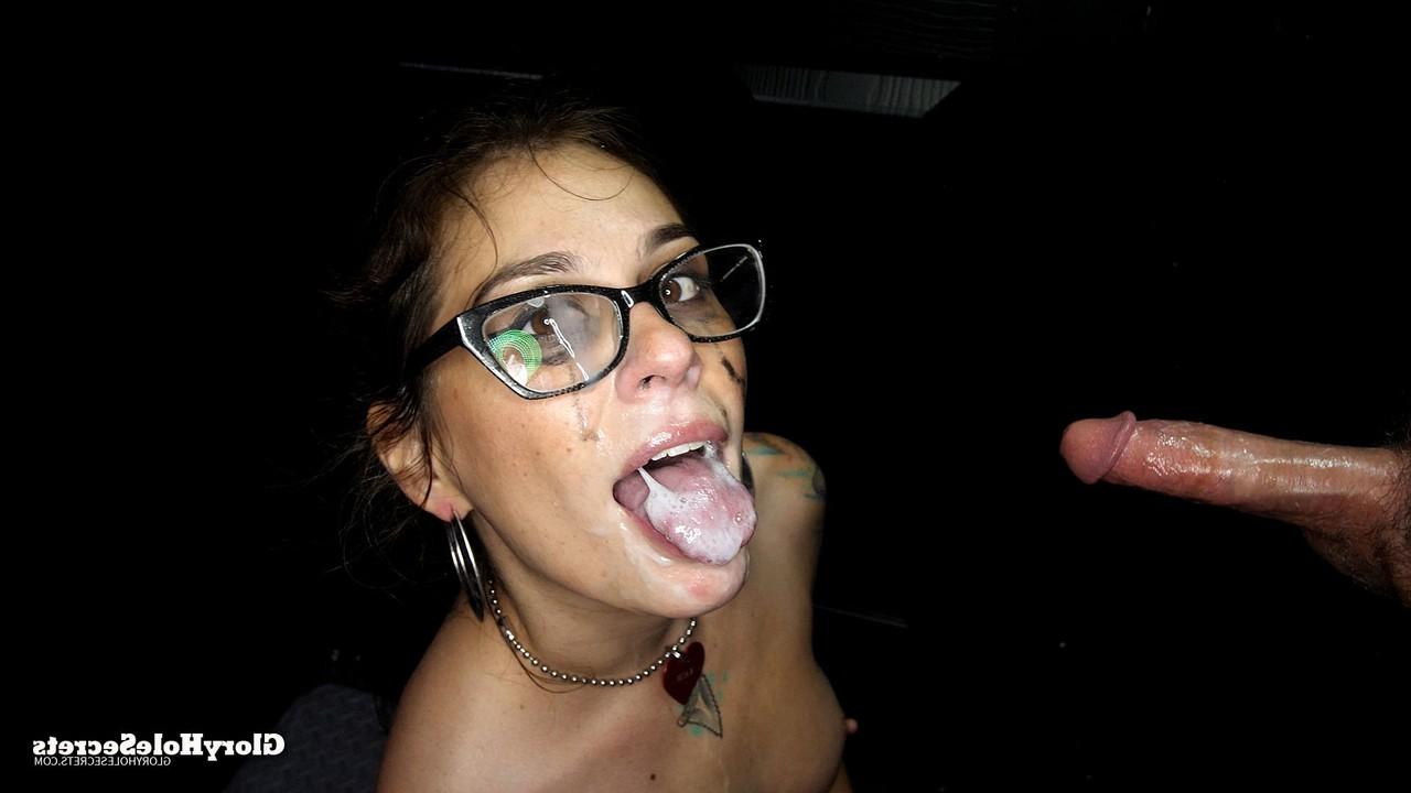 18P Die nerdige Schlampe Kacie bläst Spermablasen, während sie an einem Gloryhole viele Schwänze lutscht