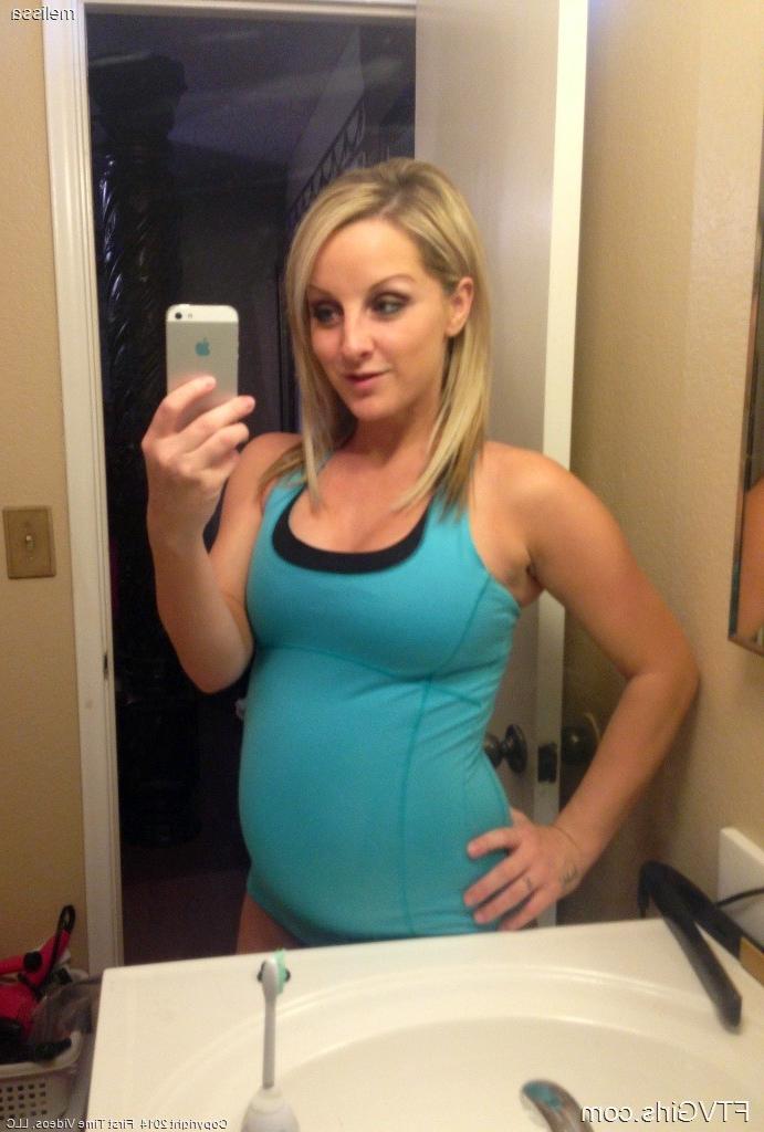 17P Melissa, blonde enceinte aux gros seins, prend des selfies dans le miroir.