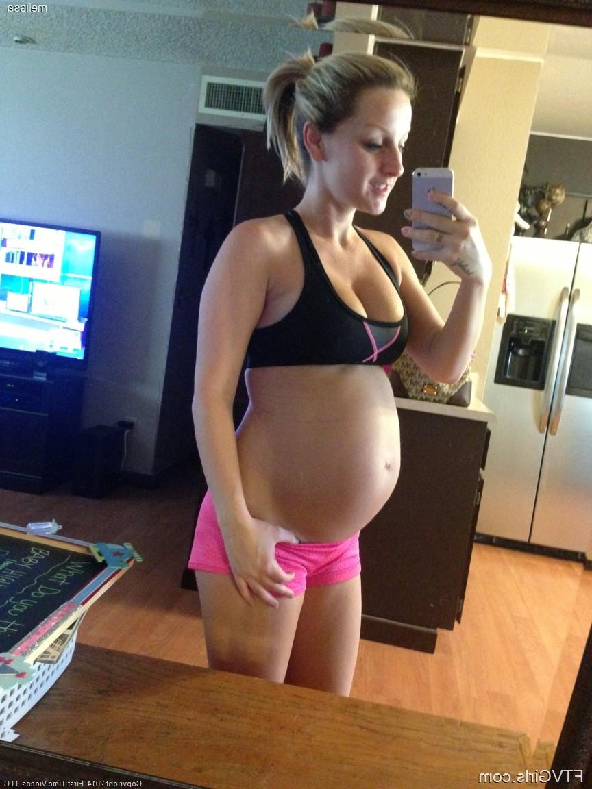 17P Melissa, blonde enceinte aux gros seins, prend des selfies dans le miroir.