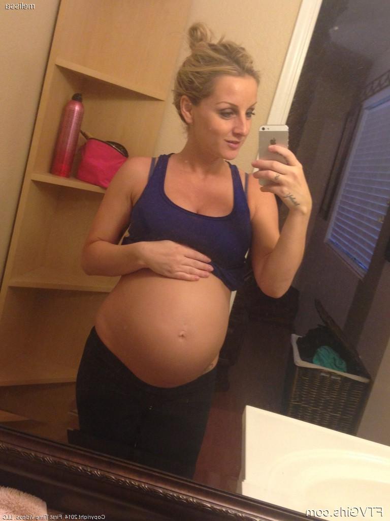 17P Melissa, blonde enceinte aux gros seins, prend des selfies dans le miroir.