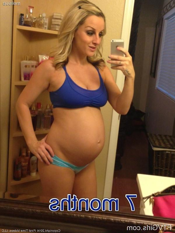 17P Melissa, blonde enceinte aux gros seins, prend des selfies dans le miroir.