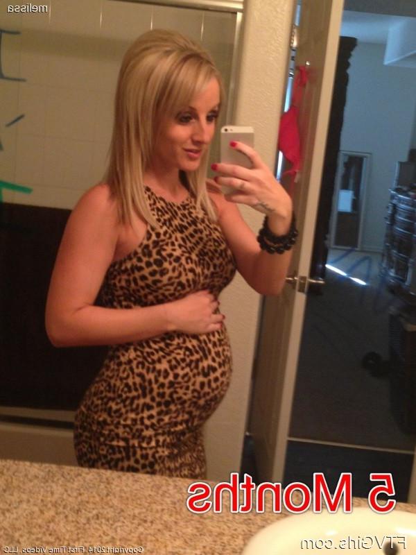 17P Melissa, blonde enceinte aux gros seins, prend des selfies dans le miroir.