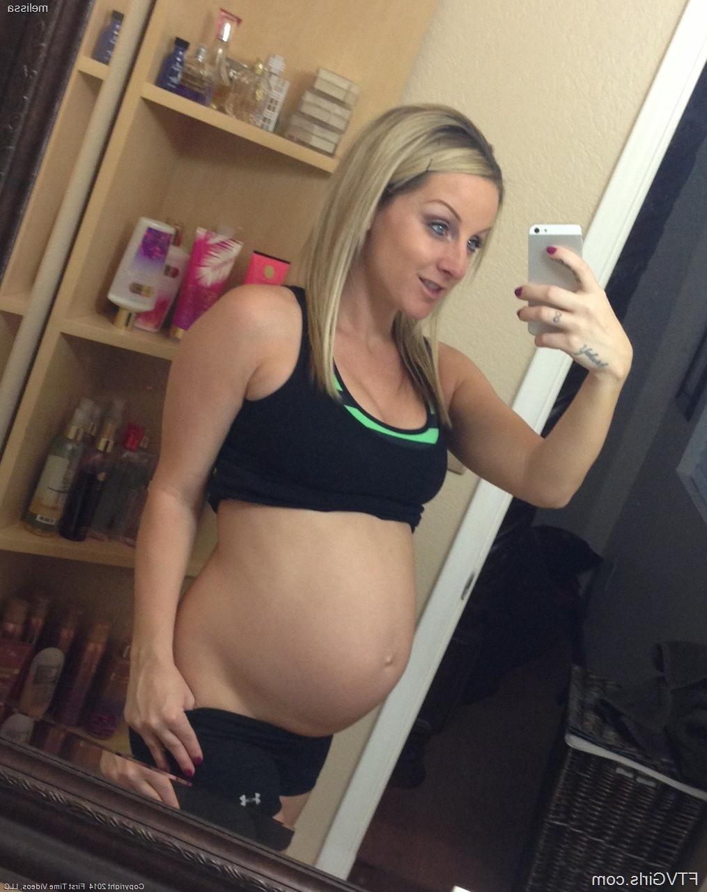 17P Melissa, blonde enceinte aux gros seins, prend des selfies dans le miroir.