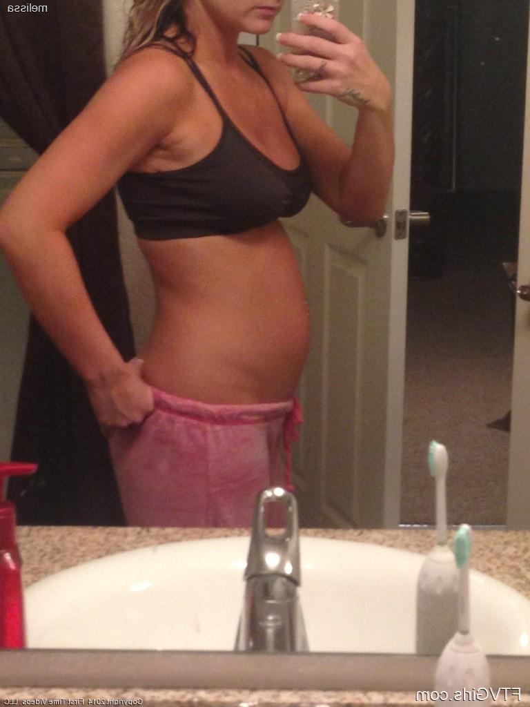 17P Melissa, blonde enceinte aux gros seins, prend des selfies dans le miroir.