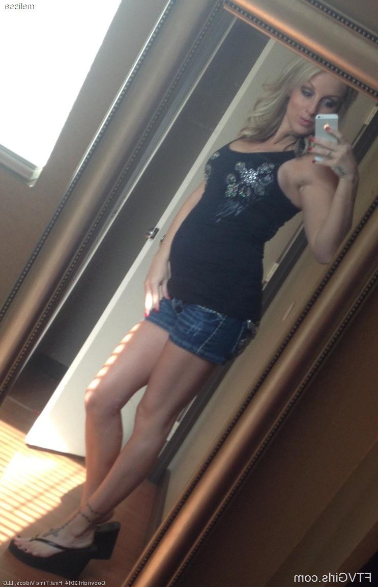 17P Melissa, blonde enceinte aux gros seins, prend des selfies dans le miroir.