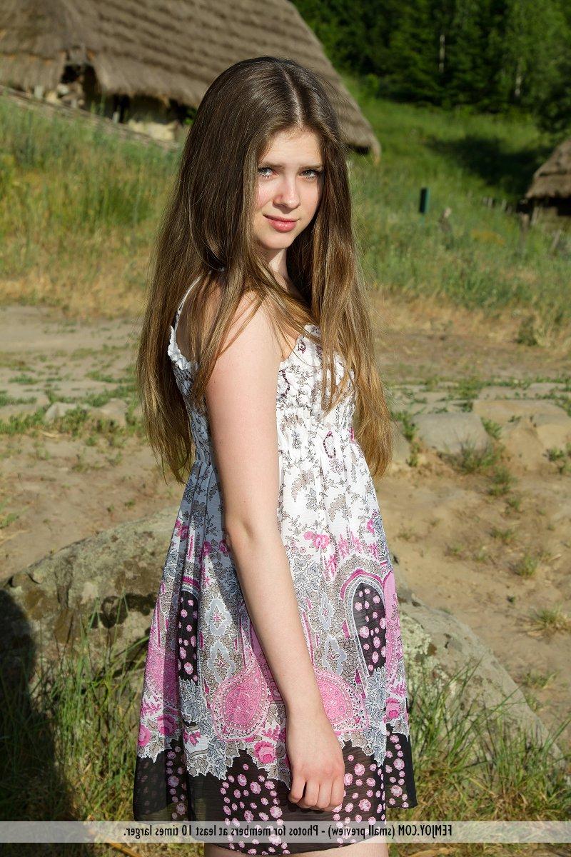 16P Karmen F, petite fille, enlève sa robe d'été pour poser nue dans un champ.