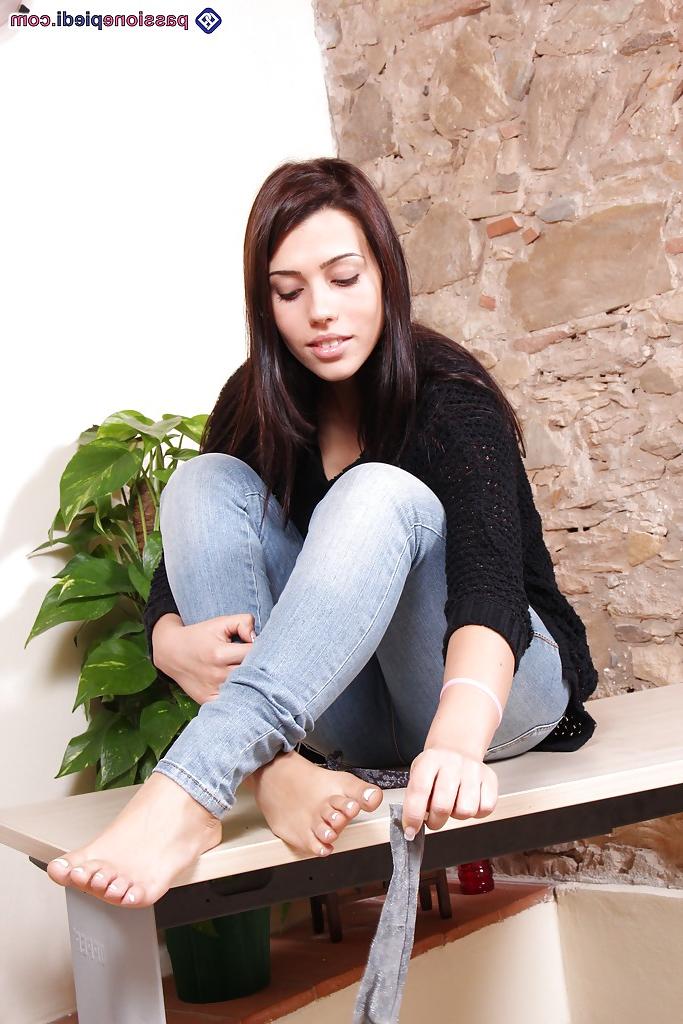 16P La jolie fille Petra enlève ses jolies chaussettes pour exposer ses pieds nus sexy.