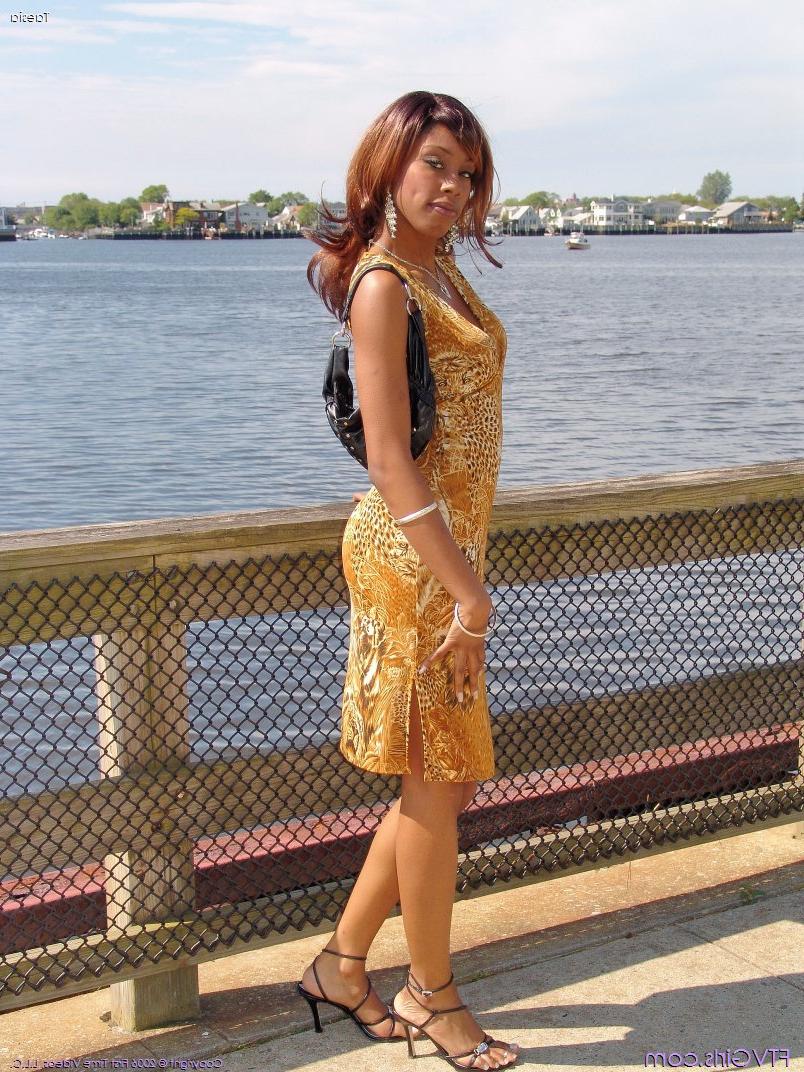 20P Sexy amadora ébano Taesia revela seus belos peitos e grandes saques pela cidade