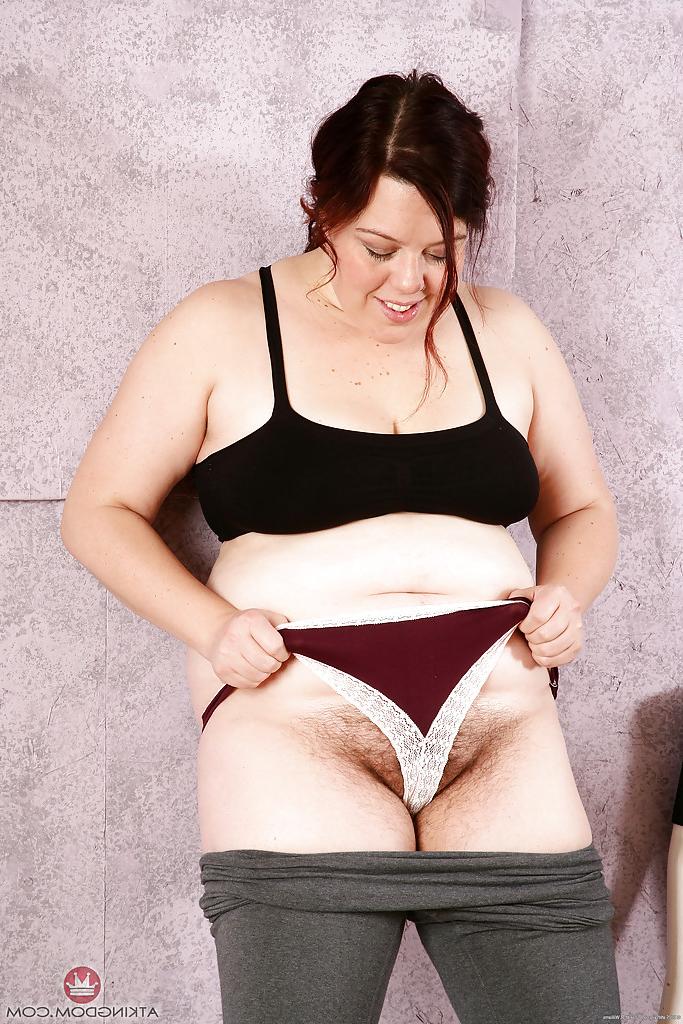 16P Übergewichtige ältere Frau in Spandexhosen entblößt ihre großen Titten und ihre haarige Vagina