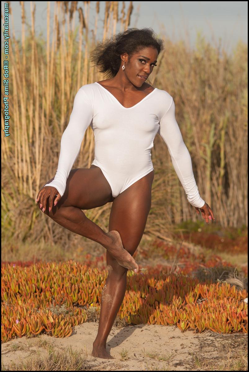 15P Ebony bodybuilder Jaquita Persons Taylor flexes outdoors in a SFW fashion