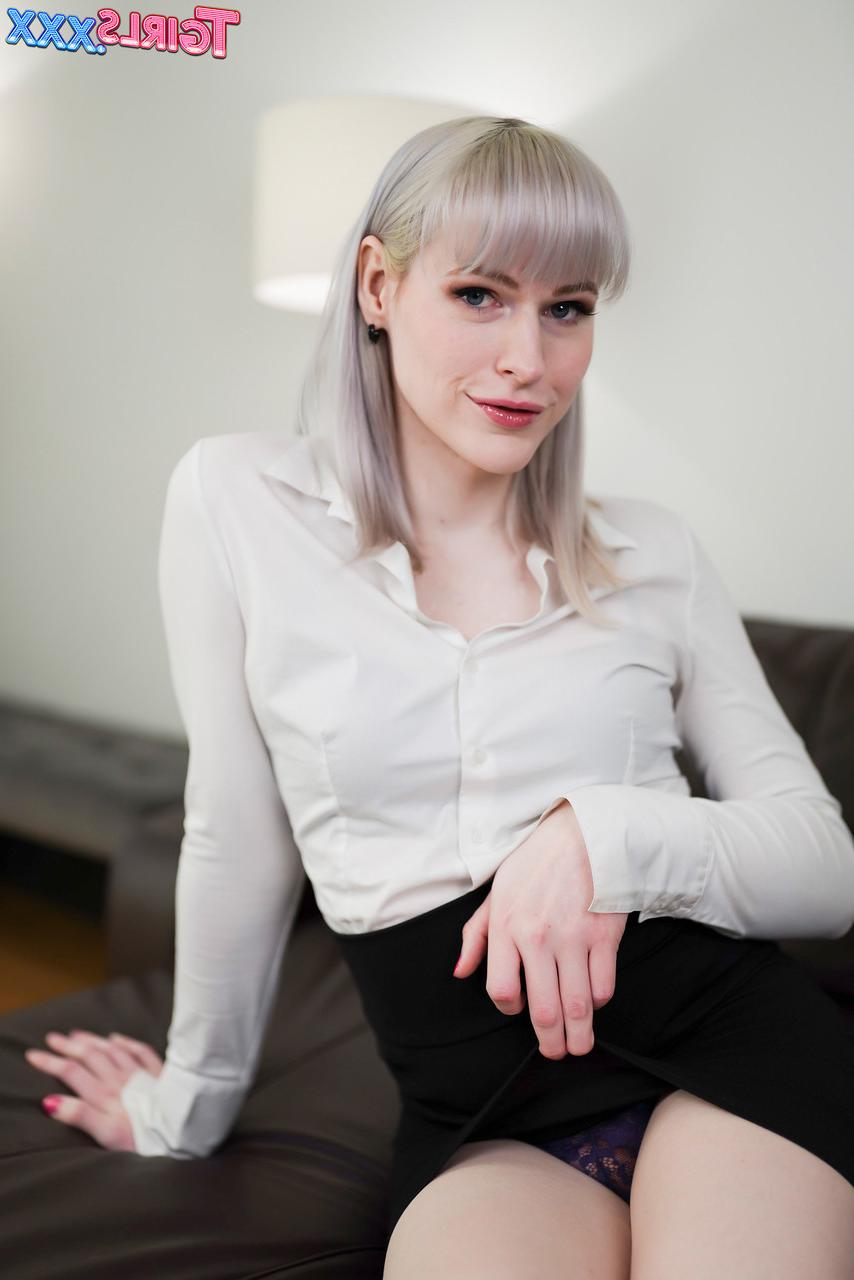 16P La transexuelle chaude Lianna Lawson aime le sexe anal avec un homme et prend une éjaculation.