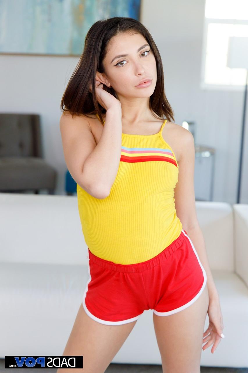 20P Die kleine Teenagerin Jane Wilde verliert ihre Po-Shorts und posiert in ihrem Badeanzug