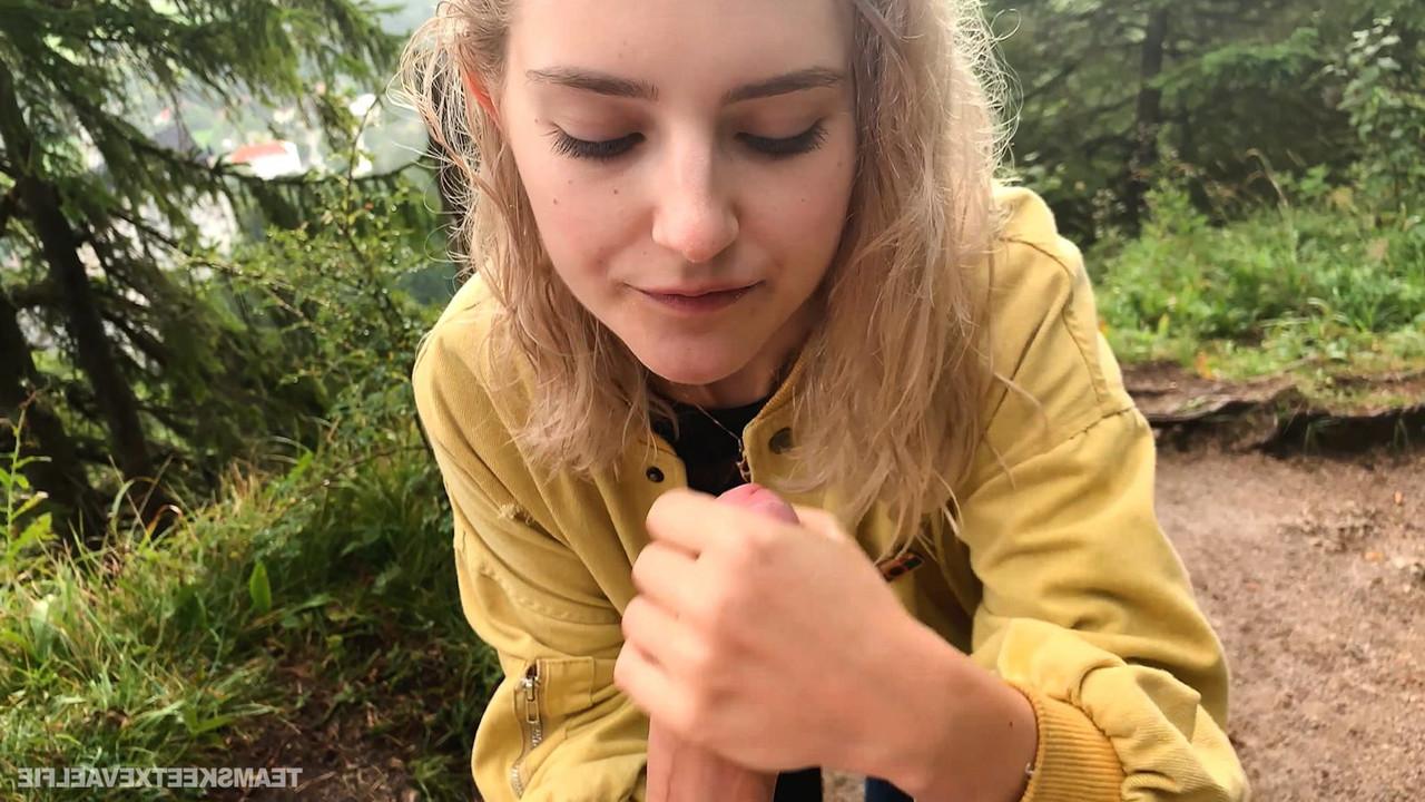 20P Die blonde Russin Eva Elfie bereitet auf dem Gipfel des Berges orales Vergnügen