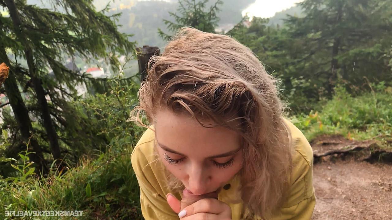 20P Die blonde Russin Eva Elfie bereitet auf dem Gipfel des Berges orales Vergnügen