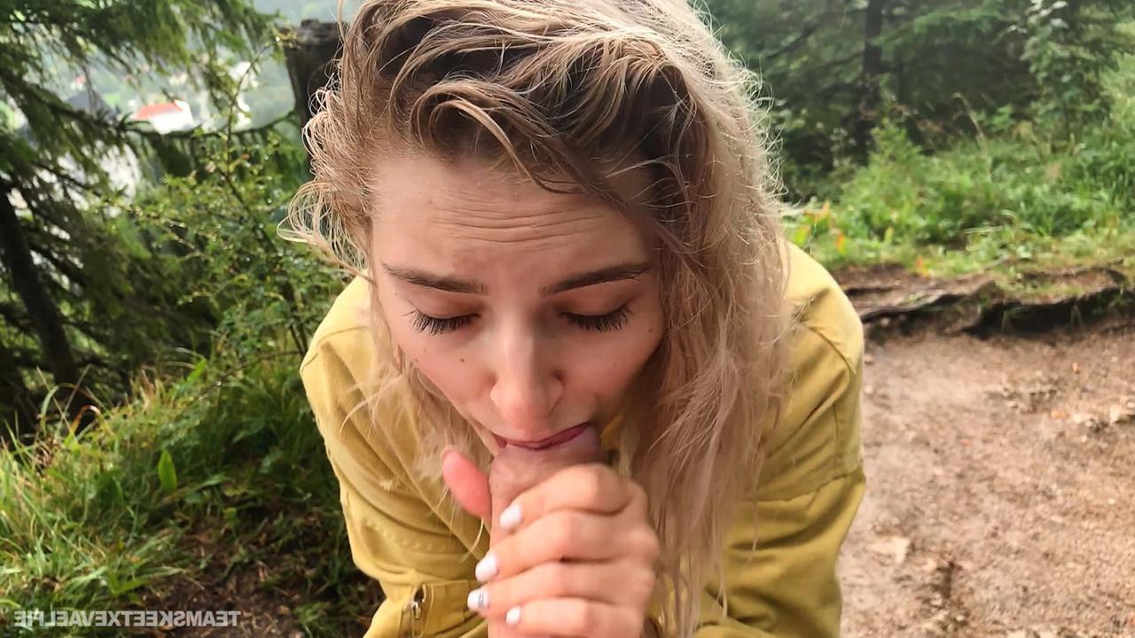 20P Die blonde Russin Eva Elfie bereitet auf dem Gipfel des Berges orales Vergnügen