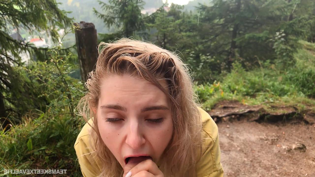 20P Die blonde Russin Eva Elfie bereitet auf dem Gipfel des Berges orales Vergnügen