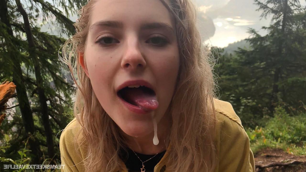 20P Die blonde Russin Eva Elfie bereitet auf dem Gipfel des Berges orales Vergnügen