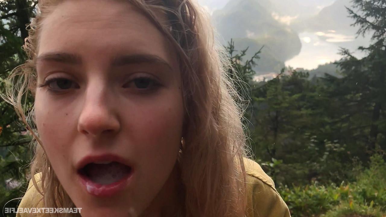 20P Die blonde Russin Eva Elfie bereitet auf dem Gipfel des Berges orales Vergnügen