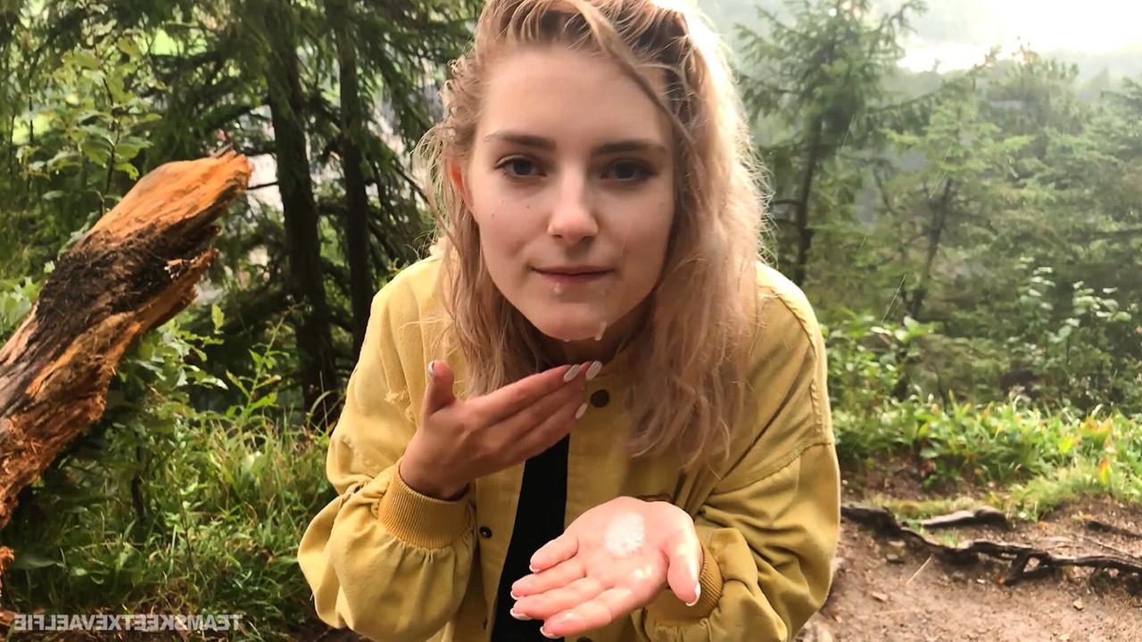 20P Die blonde Russin Eva Elfie bereitet auf dem Gipfel des Berges orales Vergnügen