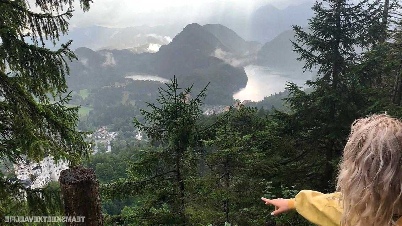 20P Die blonde Russin Eva Elfie bereitet auf dem Gipfel des Berges orales Vergnügen
